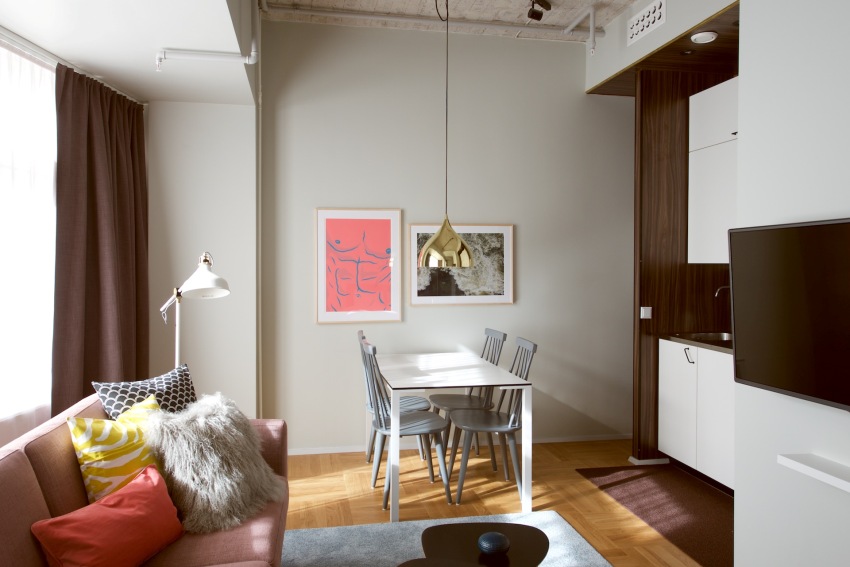 Moderné interiéry sa vyznačujú jasnými líniami a hladkou geometriou Moderné interiéry sa vyznačujú jasnými líniami a hladkou geometriou