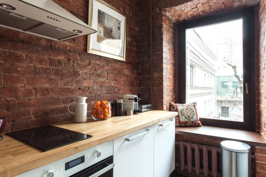 Kuchyňa v apartmáne je zariadená v podkrovnom štýle Kuchyňa v apartmáne je zariadená v podkrovnom štýle