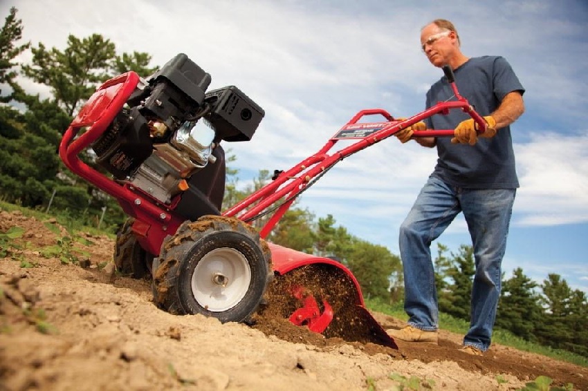 Máy kéo hạng nặng có động cơ mạnh mẽ Máy kéo hạng nặng có động cơ mạnh mẽ