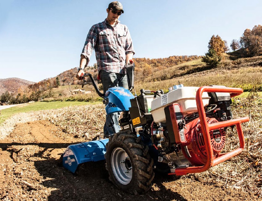 Dọn dẹp địa điểm bằng máy kéo đi sau Dọn dẹp địa điểm bằng máy kéo đi sau