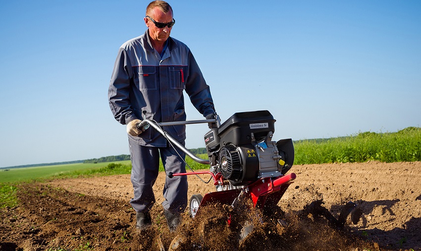 Làm đất bằng máy kéo đi sau Làm đất bằng máy kéo đi sau