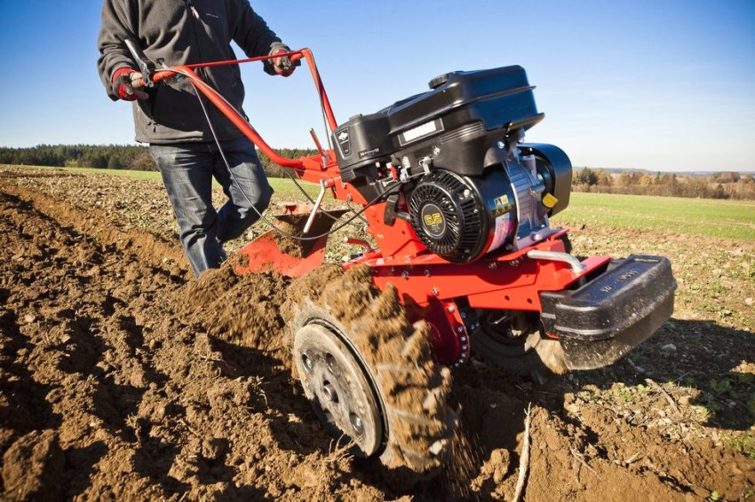 Máy kéo đi sau chuyên nghiệp với công suất cao Máy kéo đi sau chuyên nghiệp với công suất cao