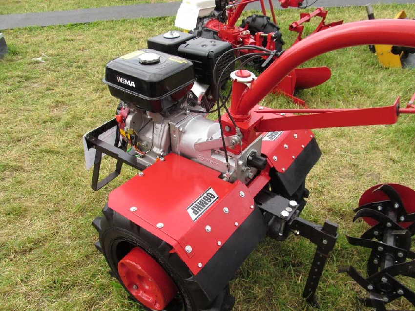 Động cơ của máy kéo đi sau có thể là xăng hoặc diesel Động cơ của máy kéo đi sau có thể là xăng hoặc diesel