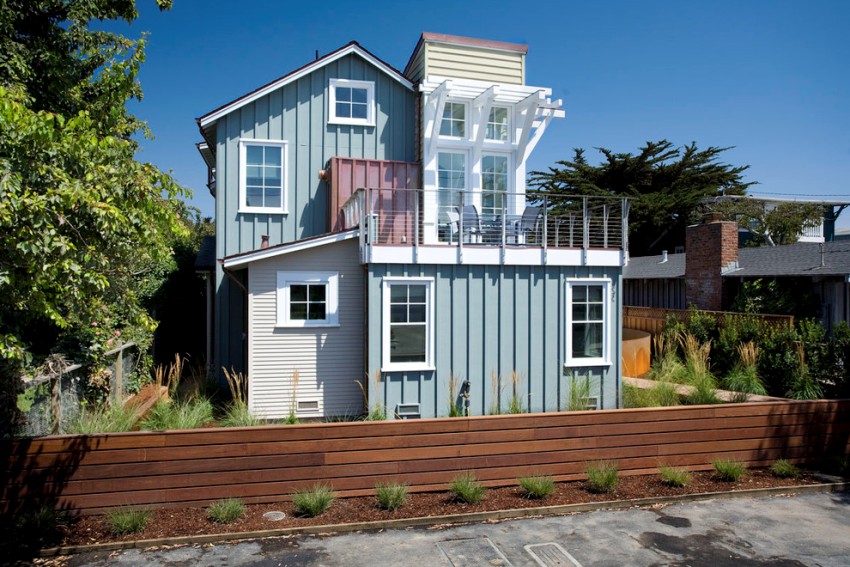 Nowoczesne ogrodzenie wykonane z desek drewnianych Nowoczesne ogrodzenie wykonane z desek drewnianych