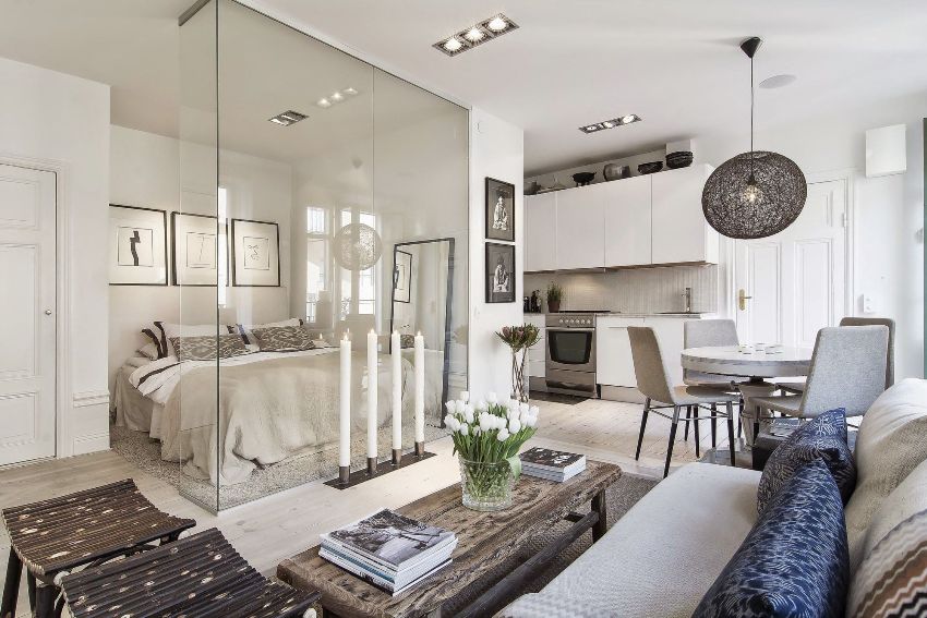 Część sypialna oddzielona jest lekką szklaną przegrodą Część sypialna oddzielona jest lekką szklaną przegrodą