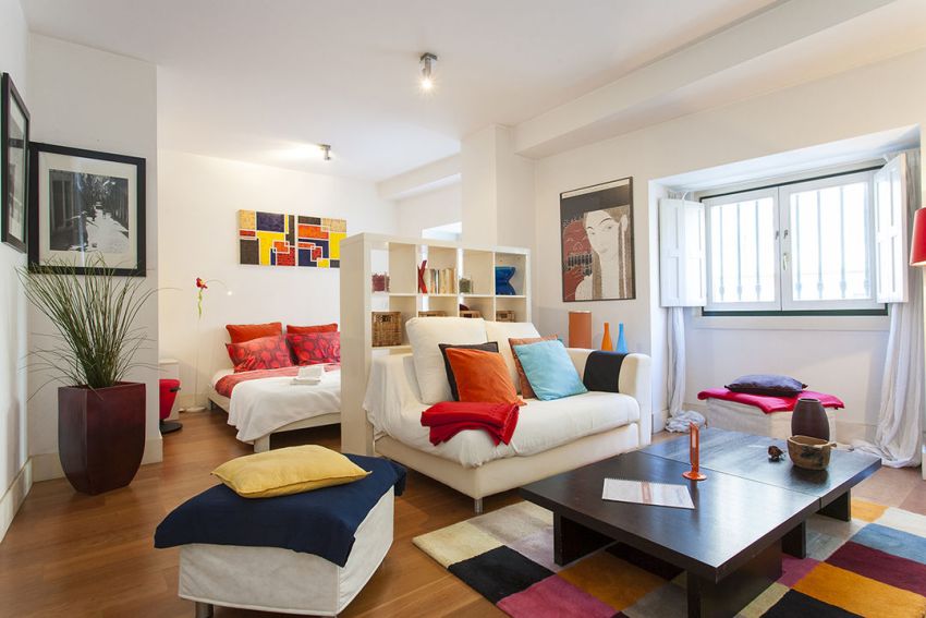 Podwójne łóżko znajduje się za regałem Podwójne łóżko znajduje się za regałem