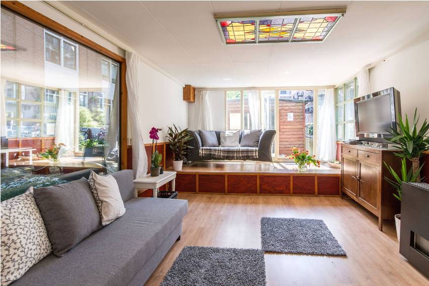 Podium pozwala wizualnie strefować przestrzeń Podium pozwala wizualnie strefować przestrzeń