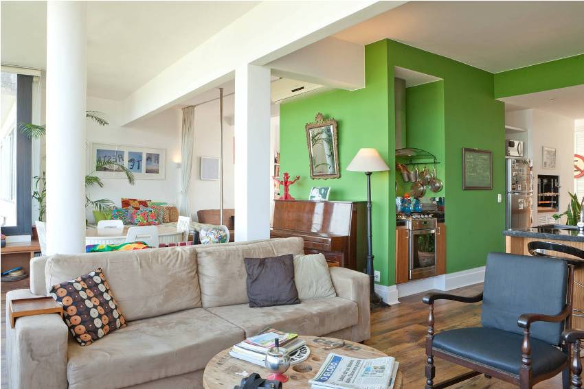 Jasny zielony akcent we wnętrzu studia Jasny zielony akcent we wnętrzu studia