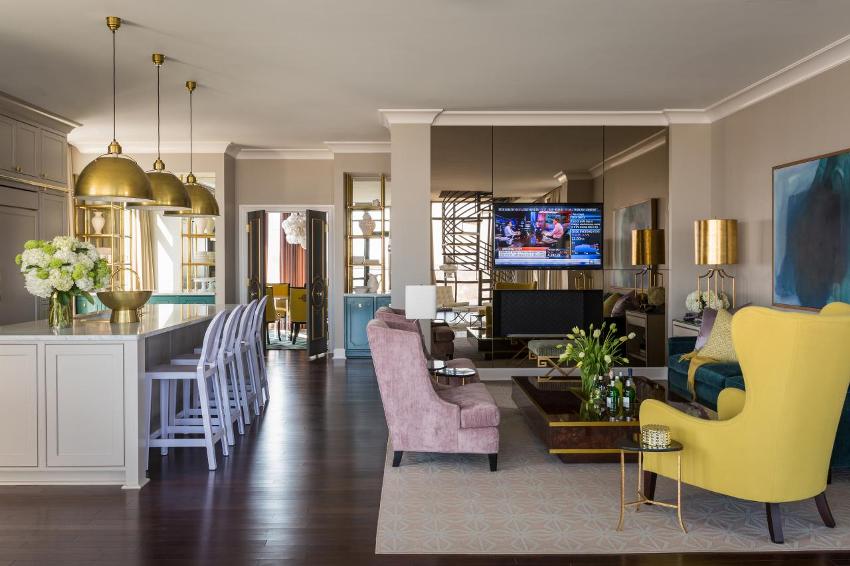 Wnętrze pracowni wykonane jest z elementów stylu barokowego Wnętrze pracowni wykonane jest z elementów stylu barokowego