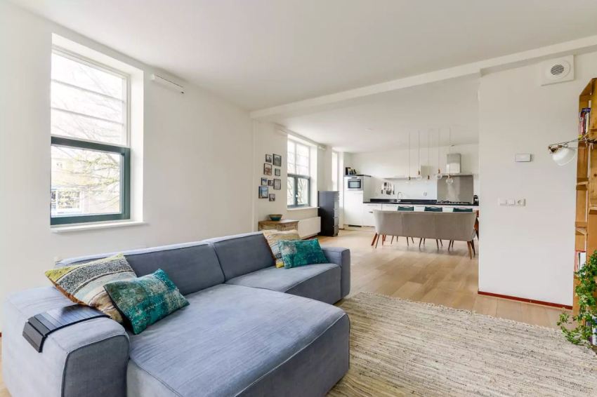 Obowiązkowym elementem studia jest praktyczna wygodna sofa. Obowiązkowym elementem studia jest praktyczna wygodna sofa.