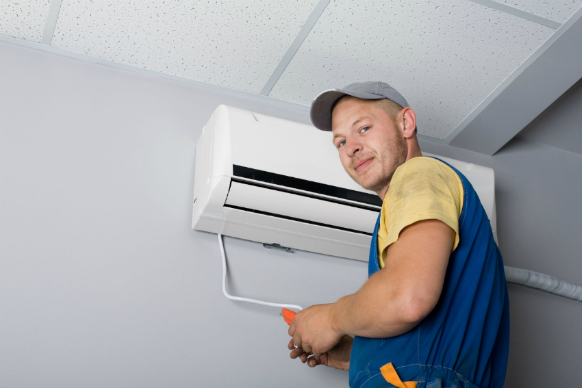 Når du installerer og installerer klimaanlegget, er det nødvendig å ta hensyn til hvor luftstrømmen vil rettes Når du installerer og installerer klimaanlegget, er det nødvendig å ta hensyn til hvor luftstrømmen vil rettes