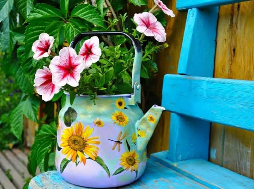 Teko lama boleh digunakan sebagai ganti baldi Teko lama boleh digunakan sebagai ganti baldi