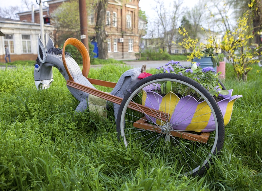 Keledai dalam abah-abah yang diperbuat daripada tayar kereta lama Keledai dalam abah-abah yang diperbuat daripada tayar kereta lama