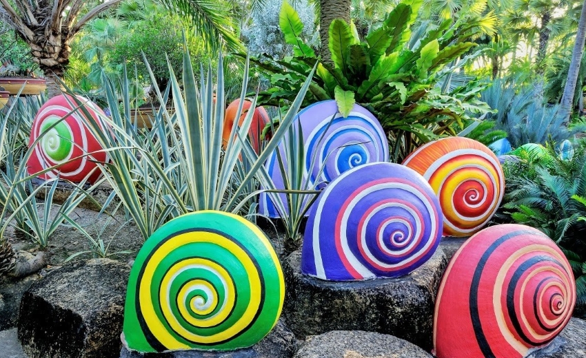 Batu dicat agar kelihatan seperti siput Batu dicat agar kelihatan seperti siput