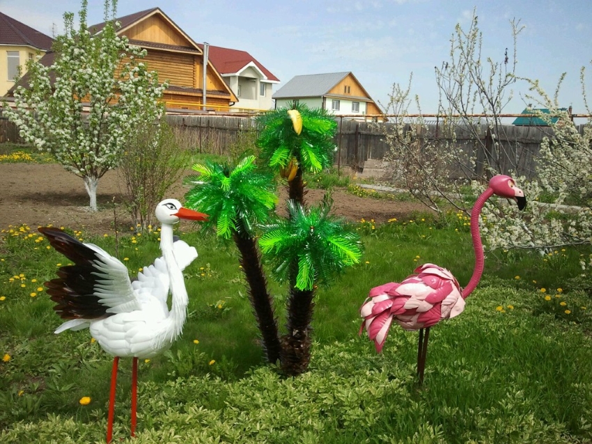 Pokok sawit dan burung dari botol plastik Pokok sawit dan burung dari botol plastik