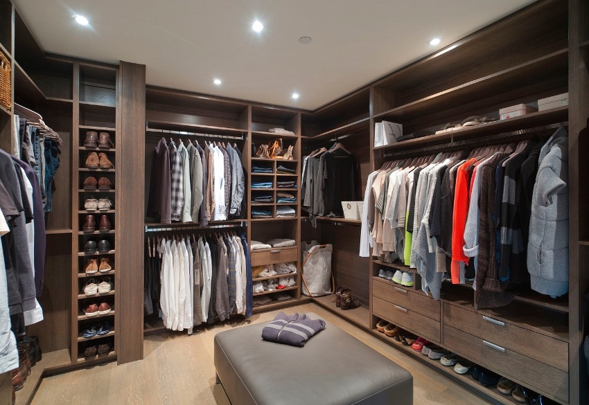 Przestronna garderoba w oddzielnym pomieszczeniu Przestronna garderoba w oddzielnym pomieszczeniu