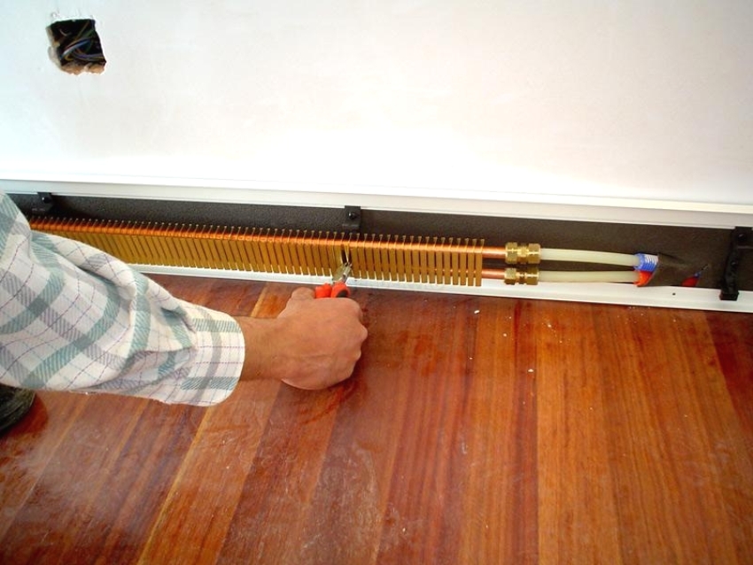 Das Heißwassersockelsystem muss auf Dichtheit geprüft werden. Das Heißwassersockelsystem muss auf Dichtheit geprüft werden.