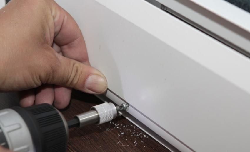 Befestigung der äußeren Dekorplatte der elektrischen Fußleiste Befestigung der äußeren Dekorplatte der elektrischen Fußleiste