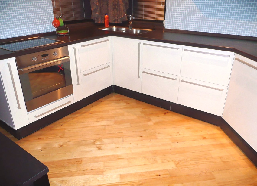 Elektrische warme Fußleiste in Küchenmöbeln eingebaut Elektrische warme Fußleiste in Küchenmöbeln eingebaut