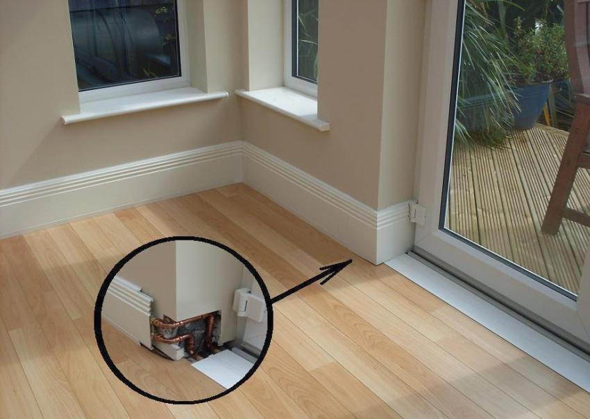 Wasserbeheizte Fußleiste in der Wandleiste montiert Wasserbeheizte Fußleiste in der Wandleiste montiert