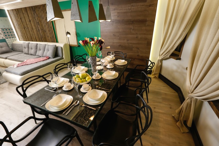 Eine elektrische warme Fußleiste wird verwendet, um den Raum zu heizen Eine elektrische warme Fußleiste wird verwendet, um den Raum zu heizen