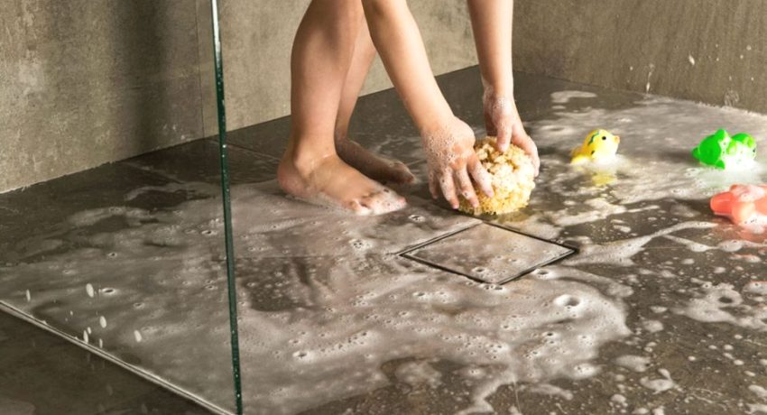 จุดท่อระบายน้ำในแผงฝักบัว ท่อระบายน้ำใต้กระเบื้อง: ทางออกที่ทันสมัยสำหรับห้องน้ำ