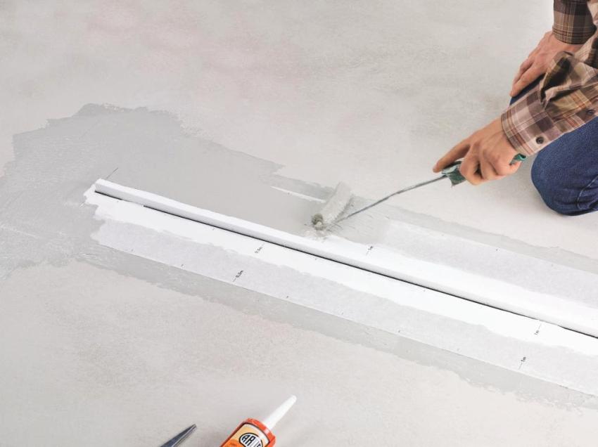 ขั้นตอนที่ 3: การติดตั้งท่อระบายน้ำในการพูดนานน่าเบื่อและกันซึมพื้นก่อนปูกระเบื้อง ขั้นตอนที่ 3: การติดตั้งท่อระบายน้ำในการพูดนานน่าเบื่อและกันซึมพื้นก่อนปูกระเบื้อง