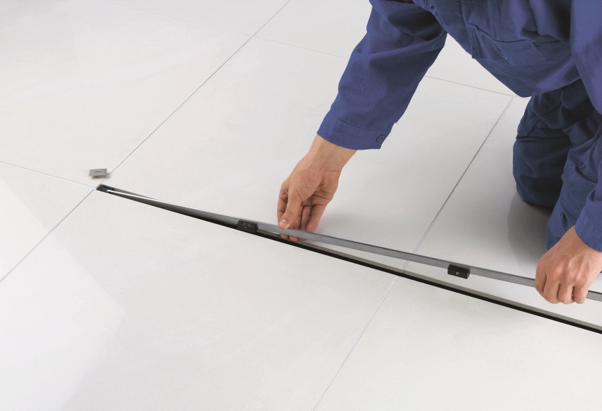 ขั้นตอนที่ 4: วางกระเบื้องติดตั้งตะแกรงตกแต่งสำหรับท่อระบายน้ำ ขั้นตอนที่ 4: วางกระเบื้องติดตั้งตะแกรงตกแต่งสำหรับท่อระบายน้ำ