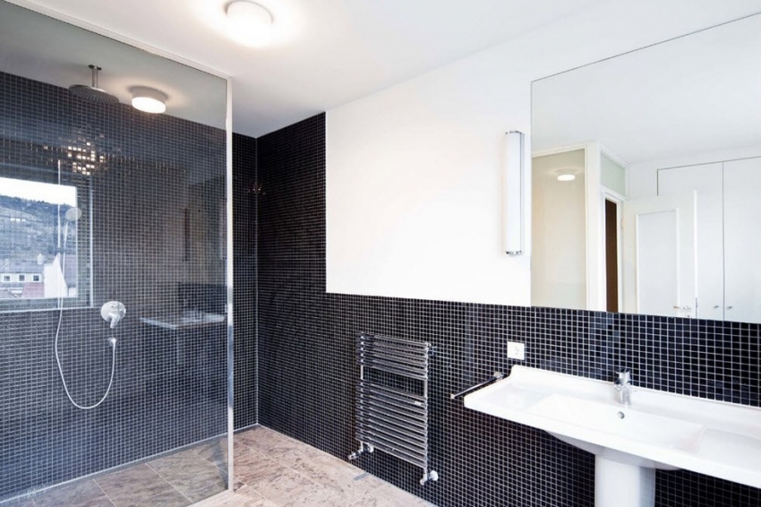 Το μπάνιο με ντους χωρίς δίσκο απαιτεί ενισχυμένη στεγάνωση Το μπάνιο με ντους χωρίς δίσκο απαιτεί ενισχυμένη στεγάνωση