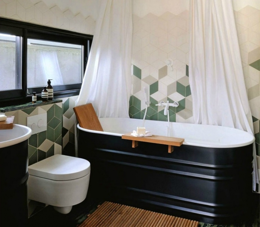 Πολύχρωμα πλακάκια μπορούν να χρησιμοποιηθούν για τη δημιουργία ενός μοναδικού μοτίβου στους τοίχους του μπάνιου Πολύχρωμα πλακάκια μπορούν να χρησιμοποιηθούν για τη δημιουργία ενός μοναδικού μοτίβου στους τοίχους του μπάνιου