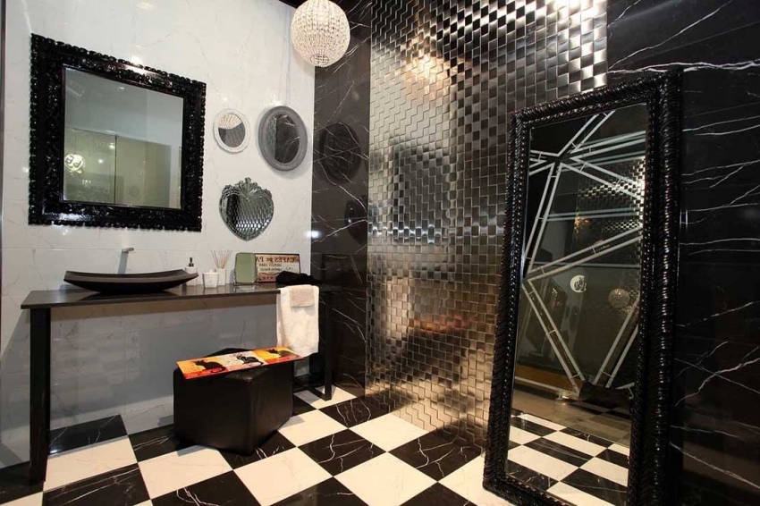 Τα γυάλινα ψηφιδωτά είναι πολύ απαιτητικά σε σχετικά υλικά, δηλαδή κόλλα και ενέματα Τα γυάλινα ψηφιδωτά είναι πολύ απαιτητικά σε σχετικά υλικά, δηλαδή κόλλα και ενέματα