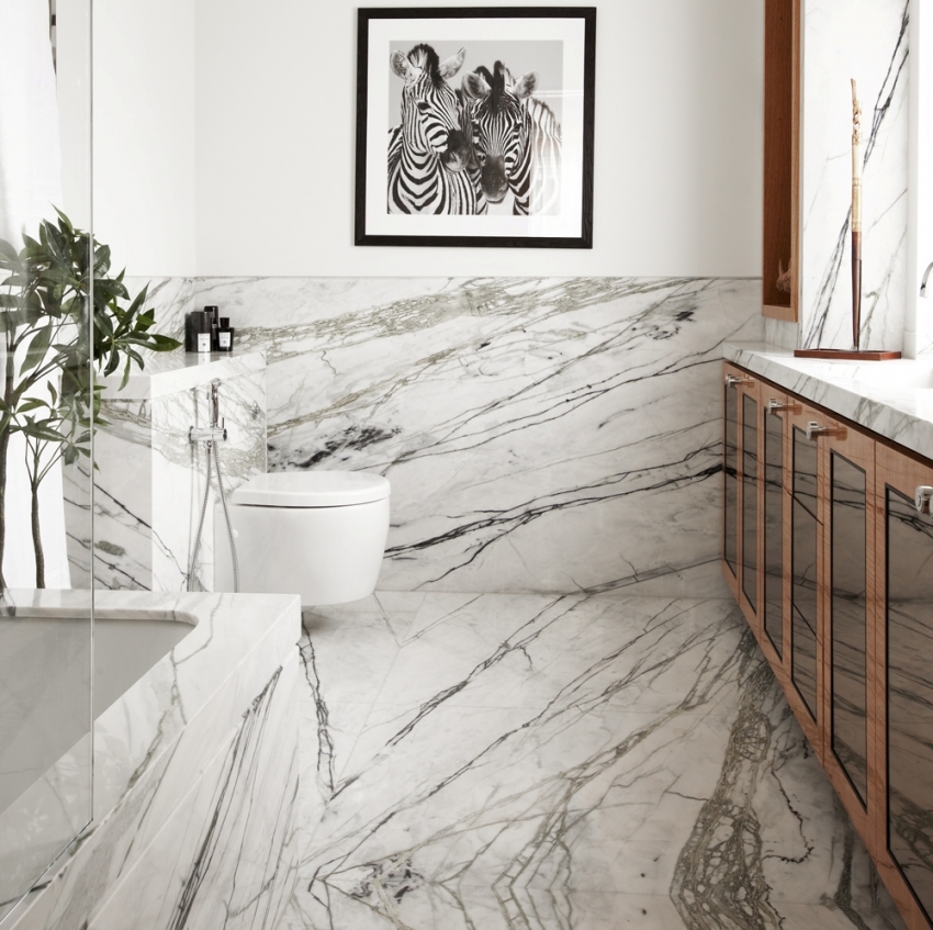 Το μαρμάρινο πλακάκι είναι μια εξαιρετική λύση για ένα μικρό μπάνιο Το μαρμάρινο πλακάκι είναι μια εξαιρετική λύση για ένα μικρό μπάνιο