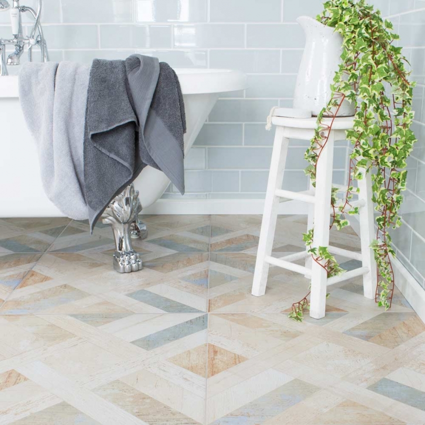 Προκειμένου η επιφάνεια της επίστρωσης να είναι ομοιόμορφη, η τοποθέτηση πρέπει να ελέγχεται χρησιμοποιώντας επίπεδο κτιρίου. Προκειμένου η επιφάνεια της επίστρωσης να είναι ομοιόμορφη, η τοποθέτηση πρέπει να ελέγχεται χρησιμοποιώντας επίπεδο κτιρίου.