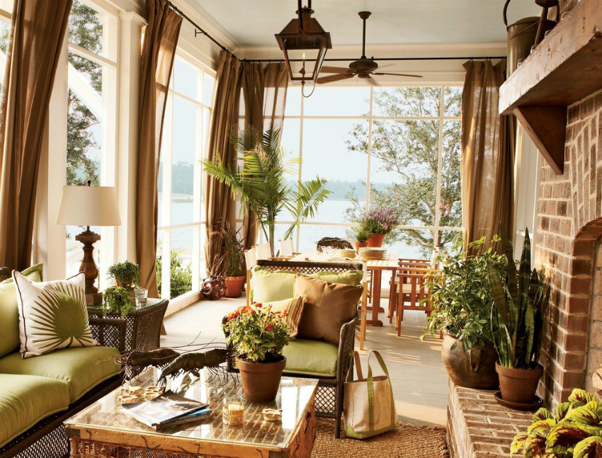 Valget av gardiner til store vinduer er ganske stort, men det er bedre å bruke lette og ikke-påtrengende stoffer for å gi interiøret lyshet Valget av gardiner til store vinduer er ganske stort, men det er bedre å bruke lette og ikke-påtrengende stoffer for å gi interiøret lyshet