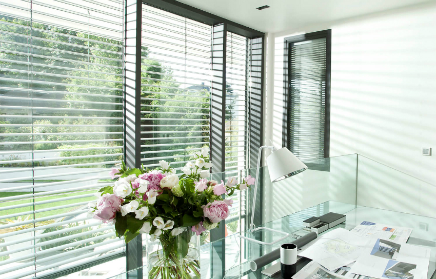 For arbeidsområdet eller kontoret er det bedre å bruke persienner, som lar deg justere belysningsnivået gjennom dagen. For arbeidsområdet eller kontoret er det bedre å bruke persienner, som lar deg justere belysningsnivået gjennom dagen.