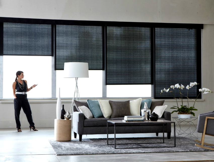 Automatiske rullegardiner er tilgjengelig for høye panoramavinduer Automatiske rullegardiner er tilgjengelig for høye panoramavinduer