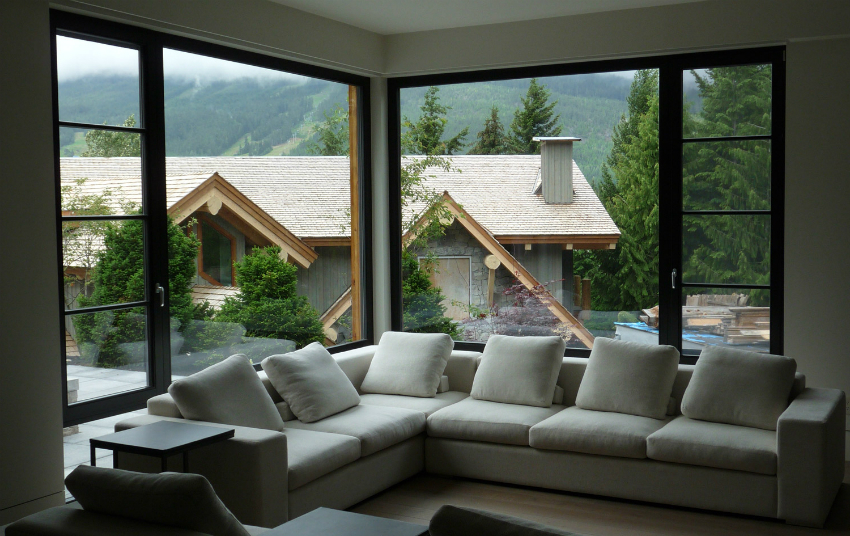 Hvis rommet er på solsiden, kan du kjøpe vinduer til det som reagerer på solstrålene. Hvis rommet er på solsiden, kan du kjøpe vinduer til det som reagerer på solstrålene.