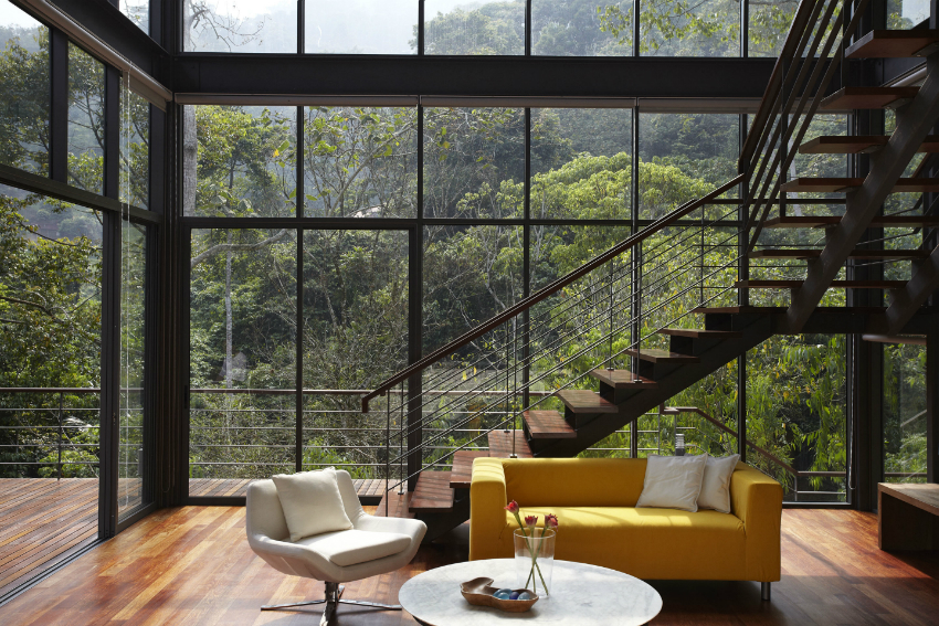 Sterke metallrammer brukes til innglassing av store deler av vegger Sterke metallrammer brukes til innglassing av store deler av vegger