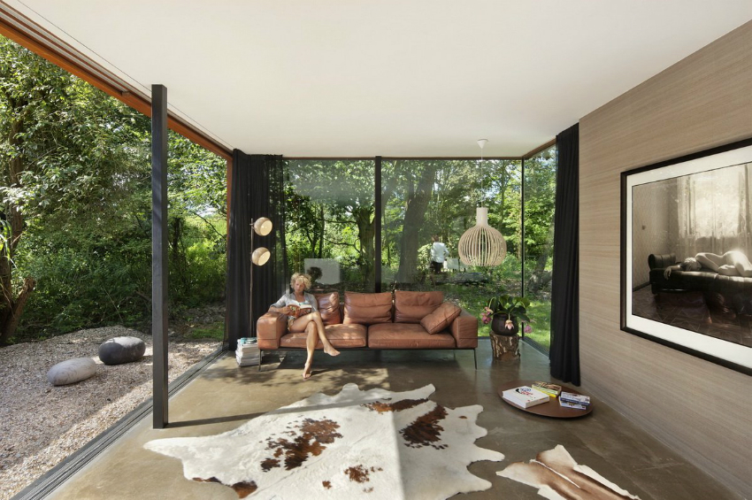 Om vinteren trenger ikke den glaserte verandaen varmes opp, men dette innebærer bruk av spesielt holdbare fuktbestandige materialer til rommet Om vinteren trenger ikke den glaserte verandaen varmes opp, men dette innebærer bruk av spesielt holdbare fuktbestandige materialer til rommet