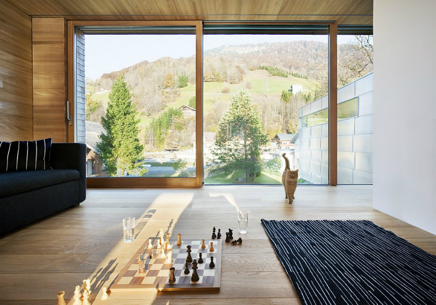 Skyvbare panoramavinduer kan være utrygge når barn leker utendørs, og det anbefales derfor å installere dem i første etasje Skyvbare panoramavinduer kan være utrygge når barn leker utendørs, og det anbefales derfor å installere dem i første etasje