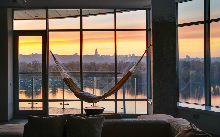 En vakker utsikt fra vinduet vil bringe harmoni og estetikk til rommet En vakker utsikt fra vinduet vil bringe harmoni og estetikk til rommet