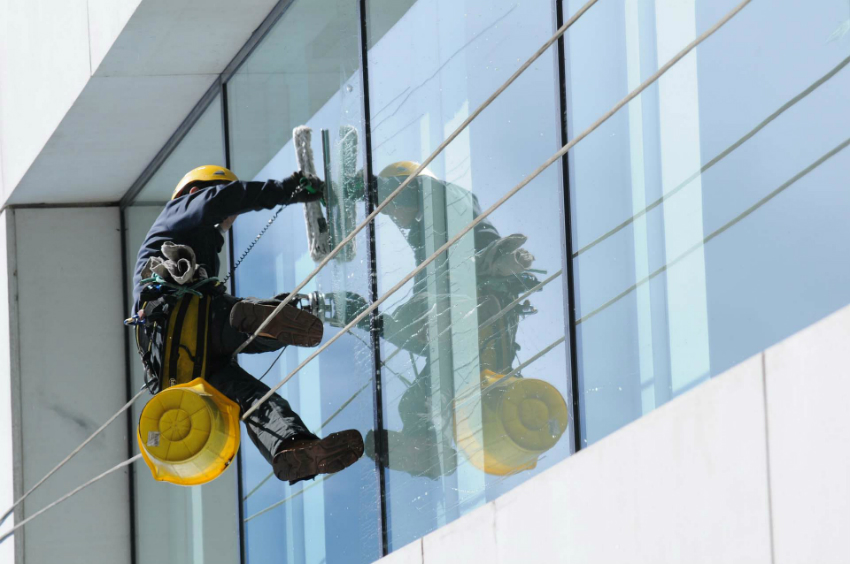 Etter å ha installert panoramavinduer i de øverste etasjene, vil det være nødvendig å bruke tjenestene til ryddetjenester Etter å ha installert panoramavinduer i de øverste etasjene, vil det være nødvendig å bruke tjenestene til ryddetjenester