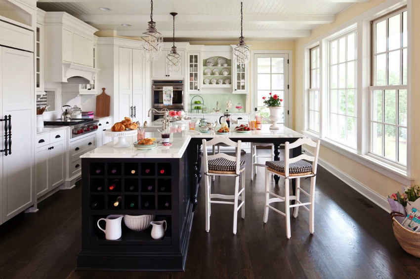 Panoramiske trevinduer passer vakkert til et klassisk kjøkken Panoramiske trevinduer passer vakkert til et klassisk kjøkken