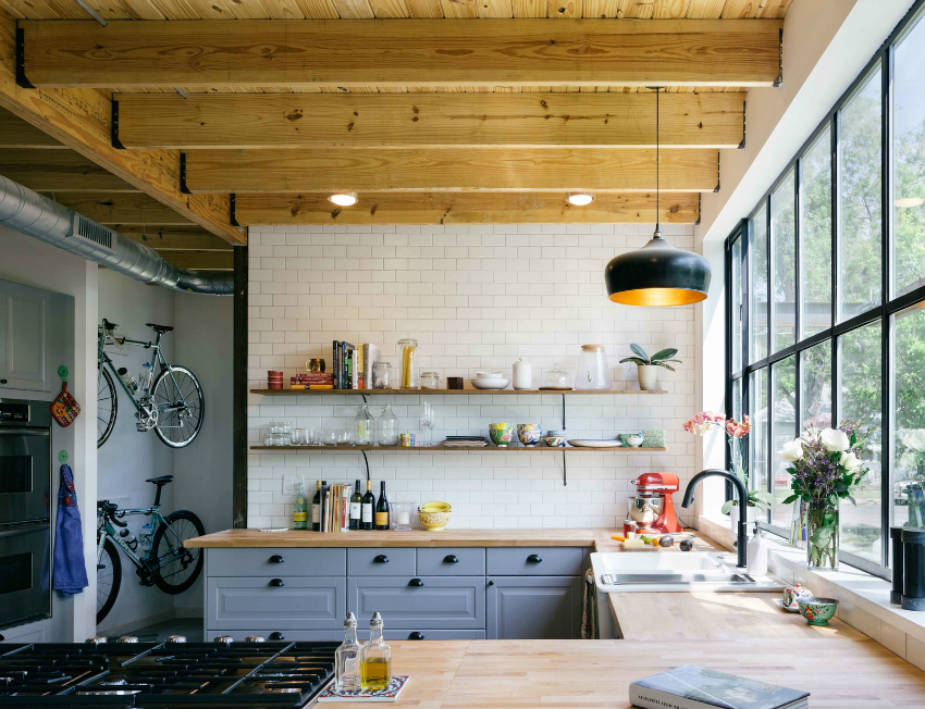 Panoramavinduer ser fordelaktig ut i loftleiligheter, og understreker kjøkkenets stil og design Panoramavinduer ser fordelaktig ut i loftleiligheter, og understreker kjøkkenets stil og design