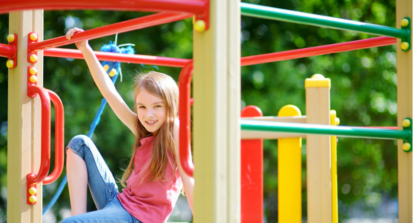 Le complexe sportif de plein air est une salle de sport et une aire de jeux amusantes pour les enfants actifs Le complexe sportif de plein air est une salle de sport et une aire de jeux amusantes pour les enfants actifs