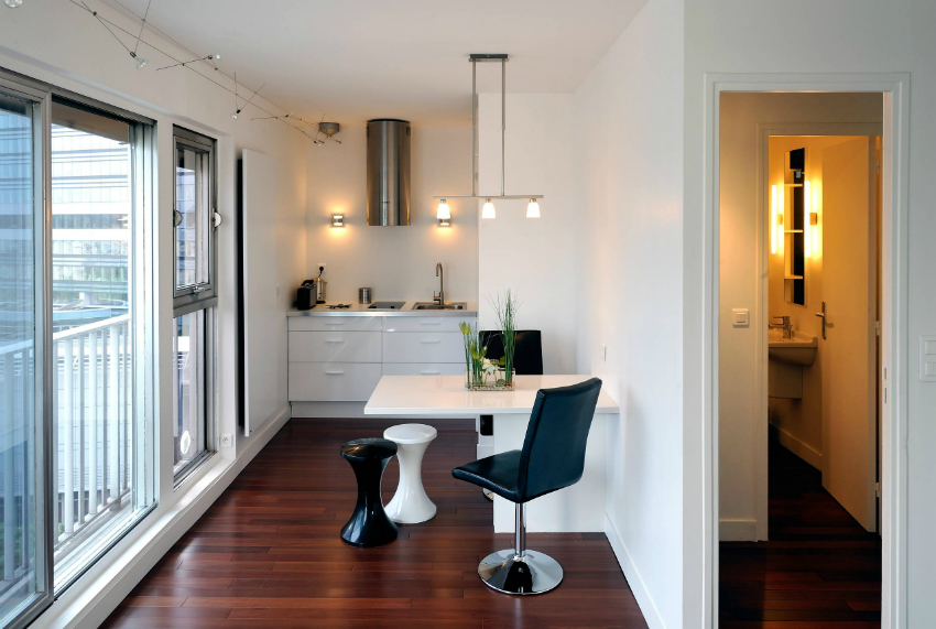 ด้วยการเลือกเสื่อน้ำมันที่เหมาะสมซึ่งจะรวมพื้นที่ของอพาร์ทเมนต์และเน้นการตกแต่งภายในพื้นอาจดูแพง ด้วยการเลือกเสื่อน้ำมันที่เหมาะสมซึ่งจะรวมพื้นที่ของอพาร์ทเมนต์และเน้นการตกแต่งภายในพื้นอาจดูแพง