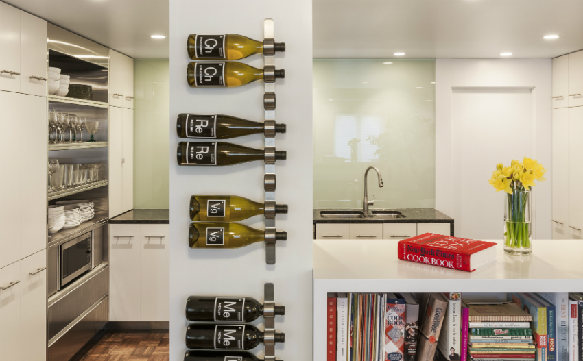 พื้นผิวมันวาวสามารถขยายพื้นที่ของห้องครัวขนาดเล็กใน Khrushchev ได้ พื้นผิวมันวาวสามารถขยายพื้นที่ของห้องครัวขนาดเล็กใน Khrushchev ได้