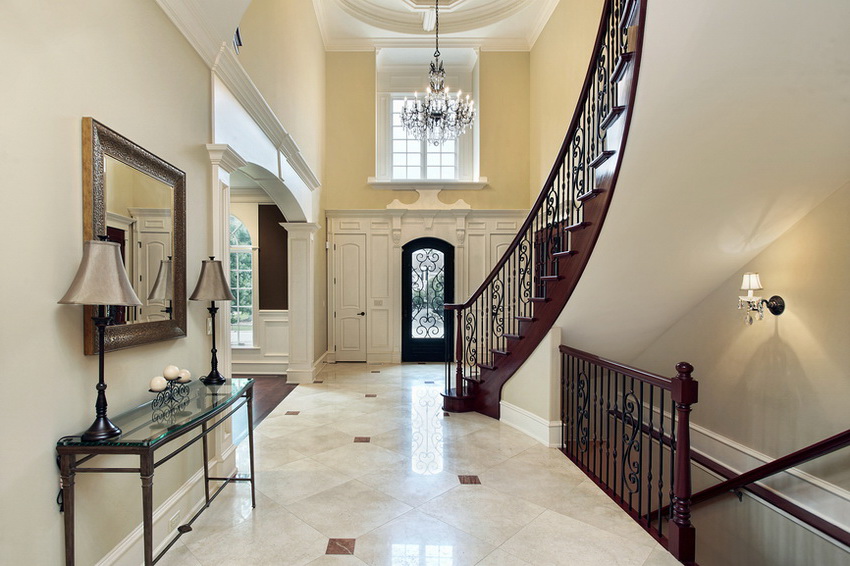 גרם המדרגות הראשי, שתוכנן כאלמנט מרכזי בחלל הפנים, ממוקם לעתים קרובות יותר באולם הסלון. גרם המדרגות הראשי, שתוכנן כאלמנט מרכזי בחלל הפנים, ממוקם לעתים קרובות יותר באולם הסלון.