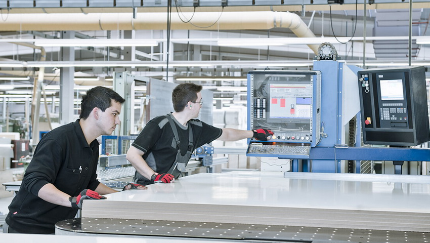 La serrada (tall) de taulers de fusta laminada es realitza en equips moderns d’altes prestacions La serrada (tall) de taulers de fusta laminada es realitza en equips moderns d’altes prestacions