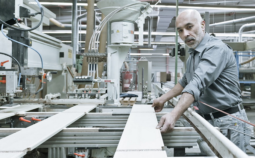 El procés de serrar aglomerat i fresar els extrems es realitza en equips especials El procés de serrar aglomerat i fresar els extrems es realitza en equips especials